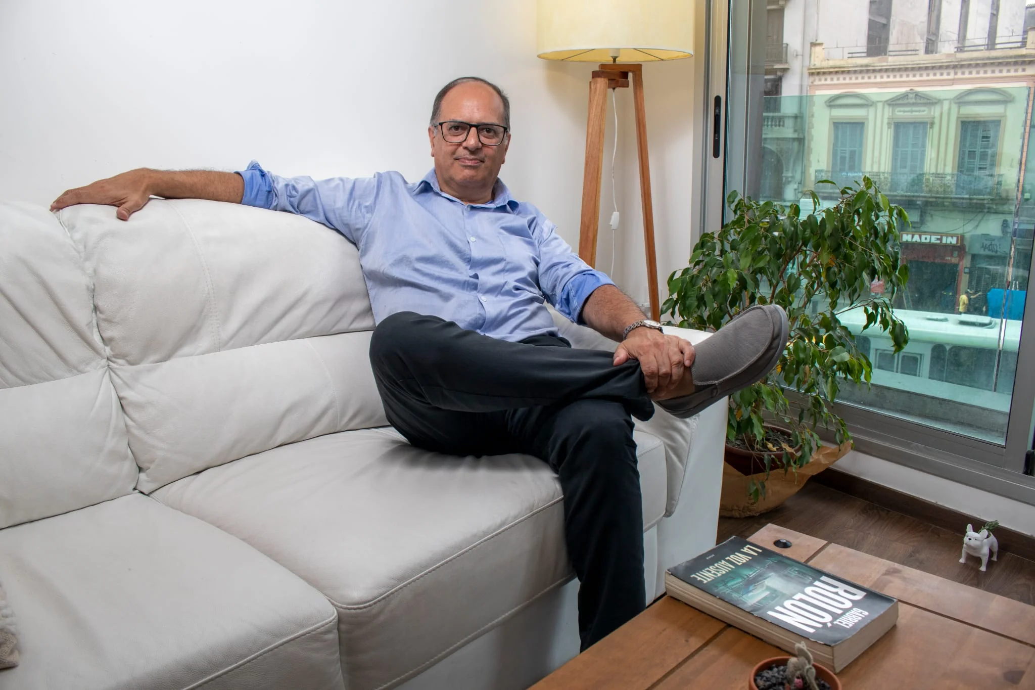 Gustavo Funari en su consultorio de Montevideo
